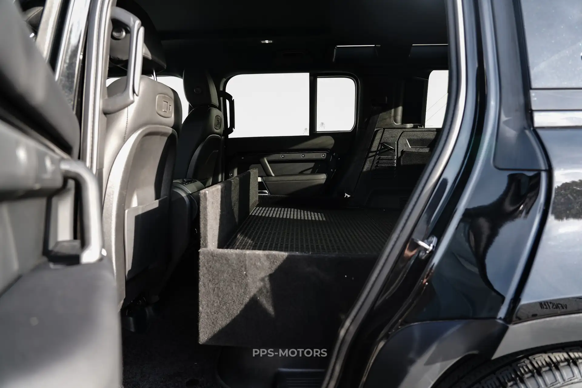 Land Rover Defender 110 3.0 D MHEV D250 SE photo 9