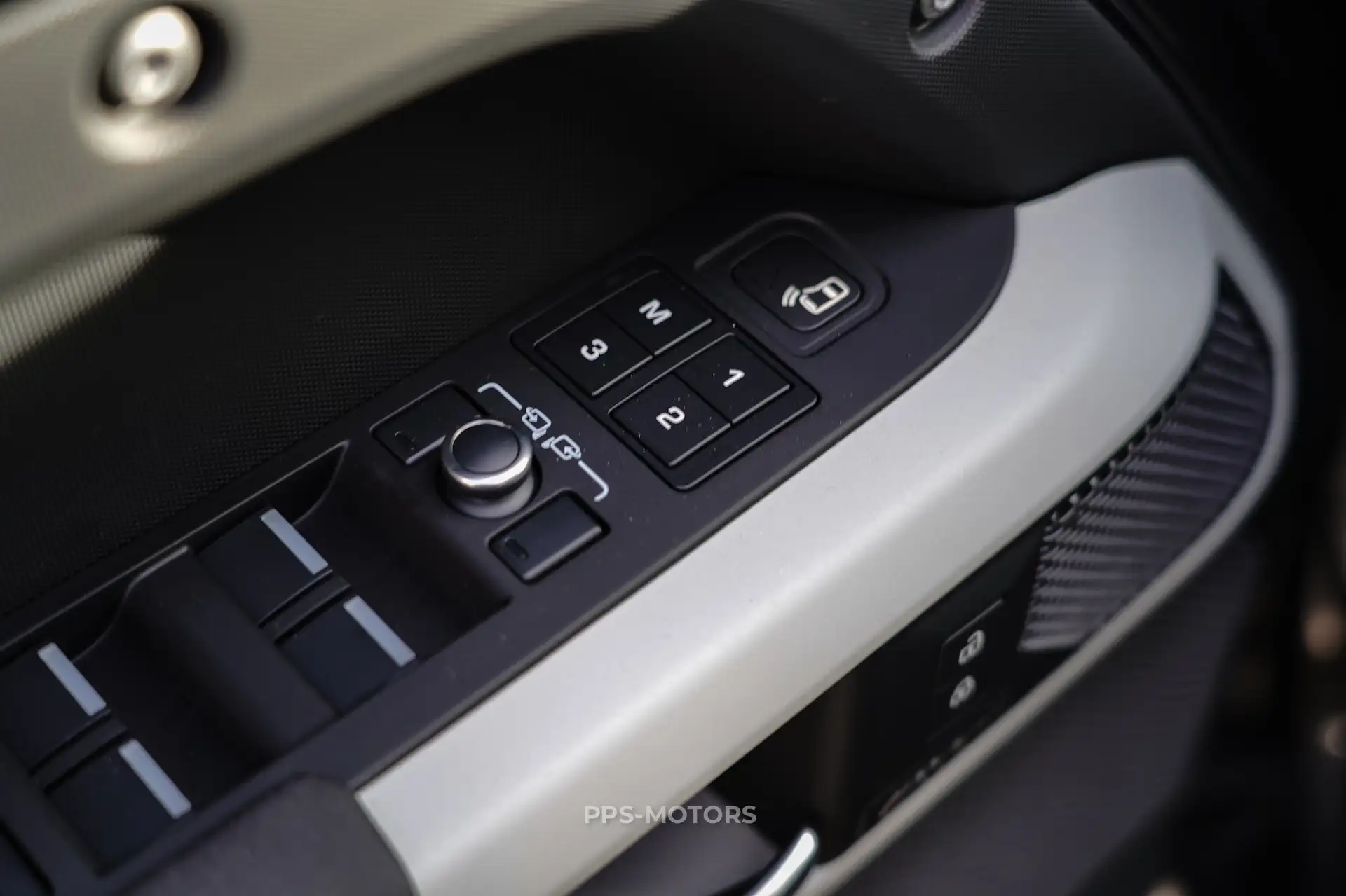 Land Rover Defender 110 3.0 D MHEV D250 SE photo 17