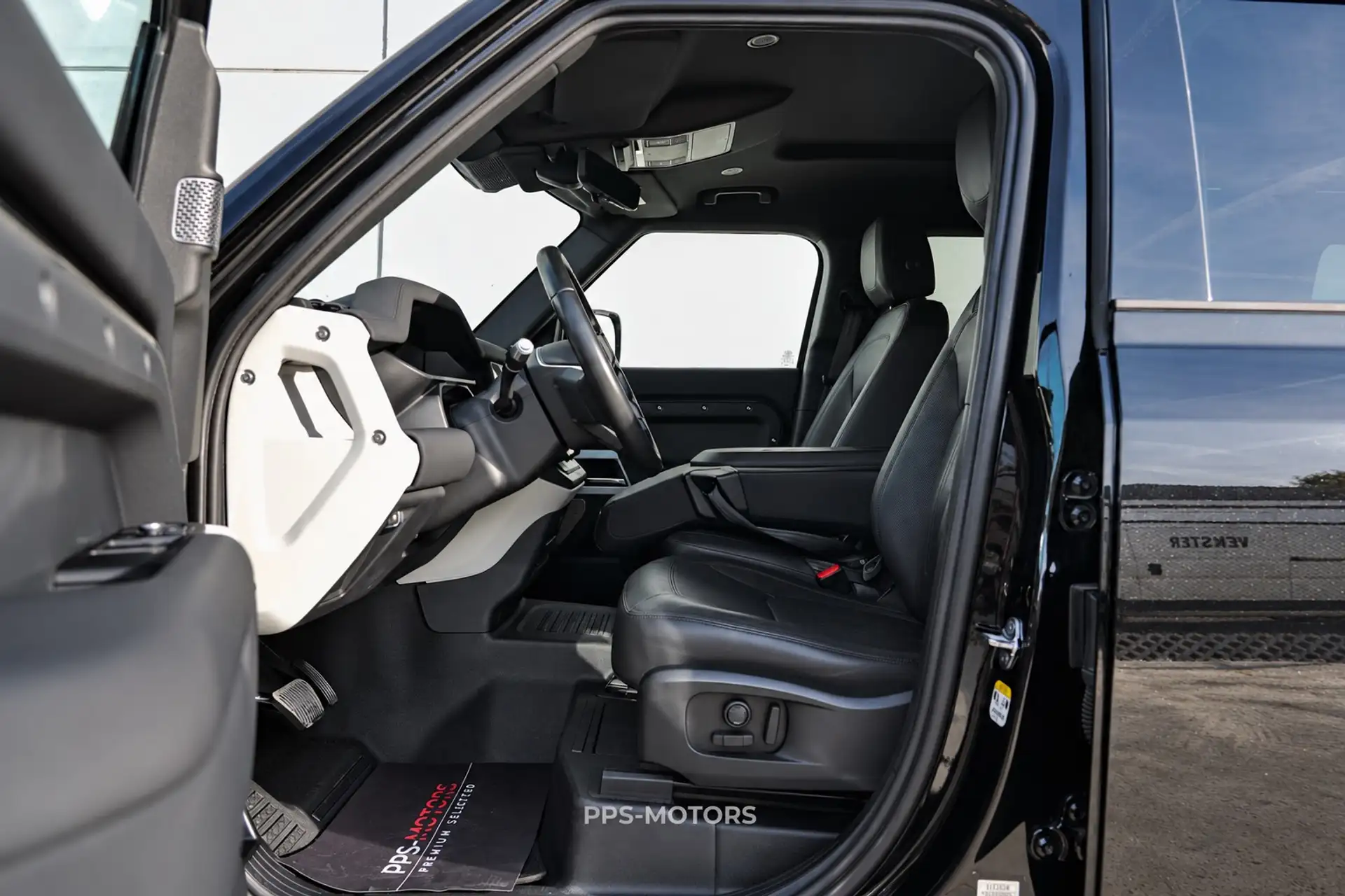 Land Rover Defender 110 3.0 D MHEV D250 SE photo 6