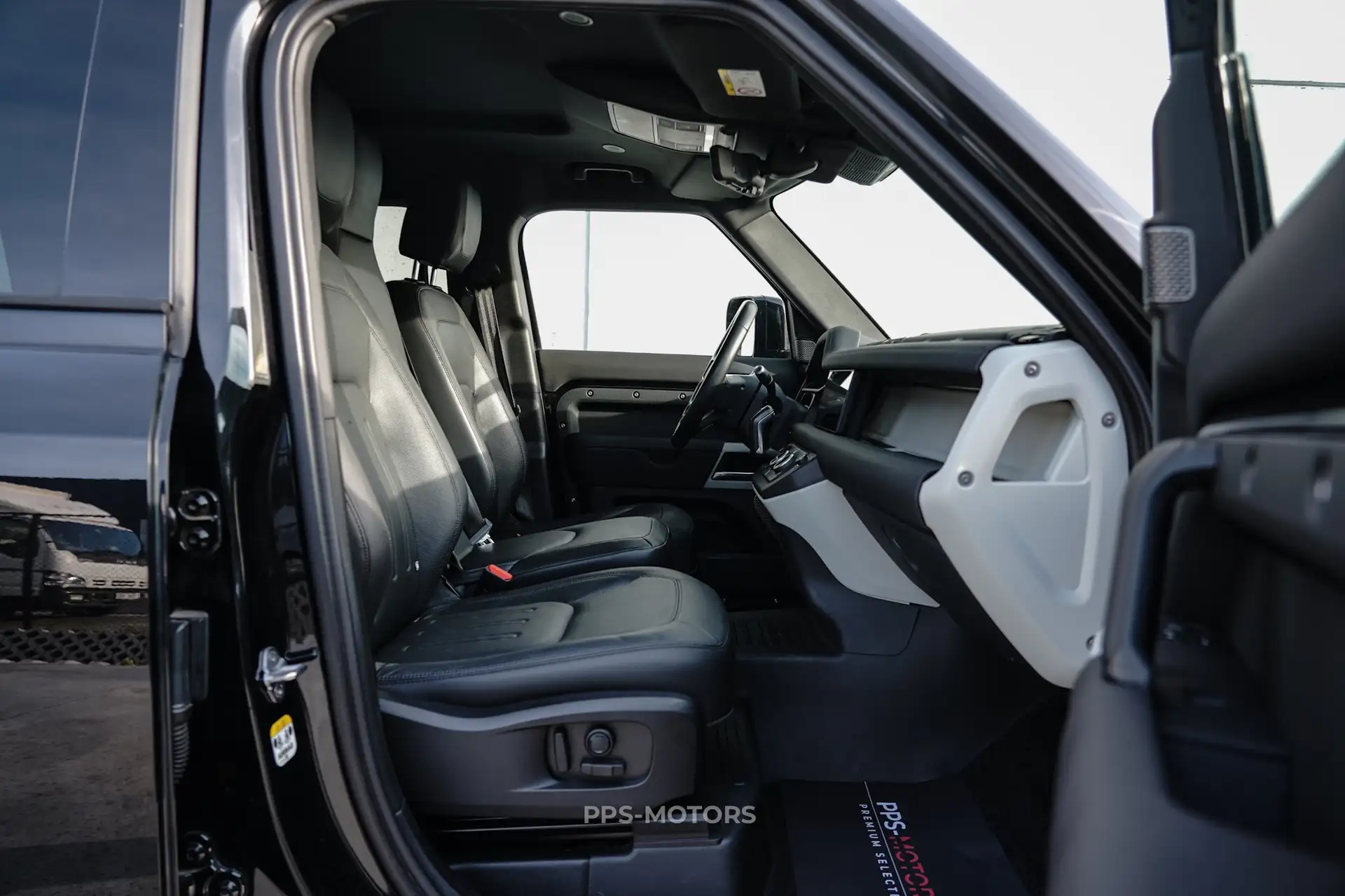 Land Rover Defender 110 3.0 D MHEV D250 SE photo 8