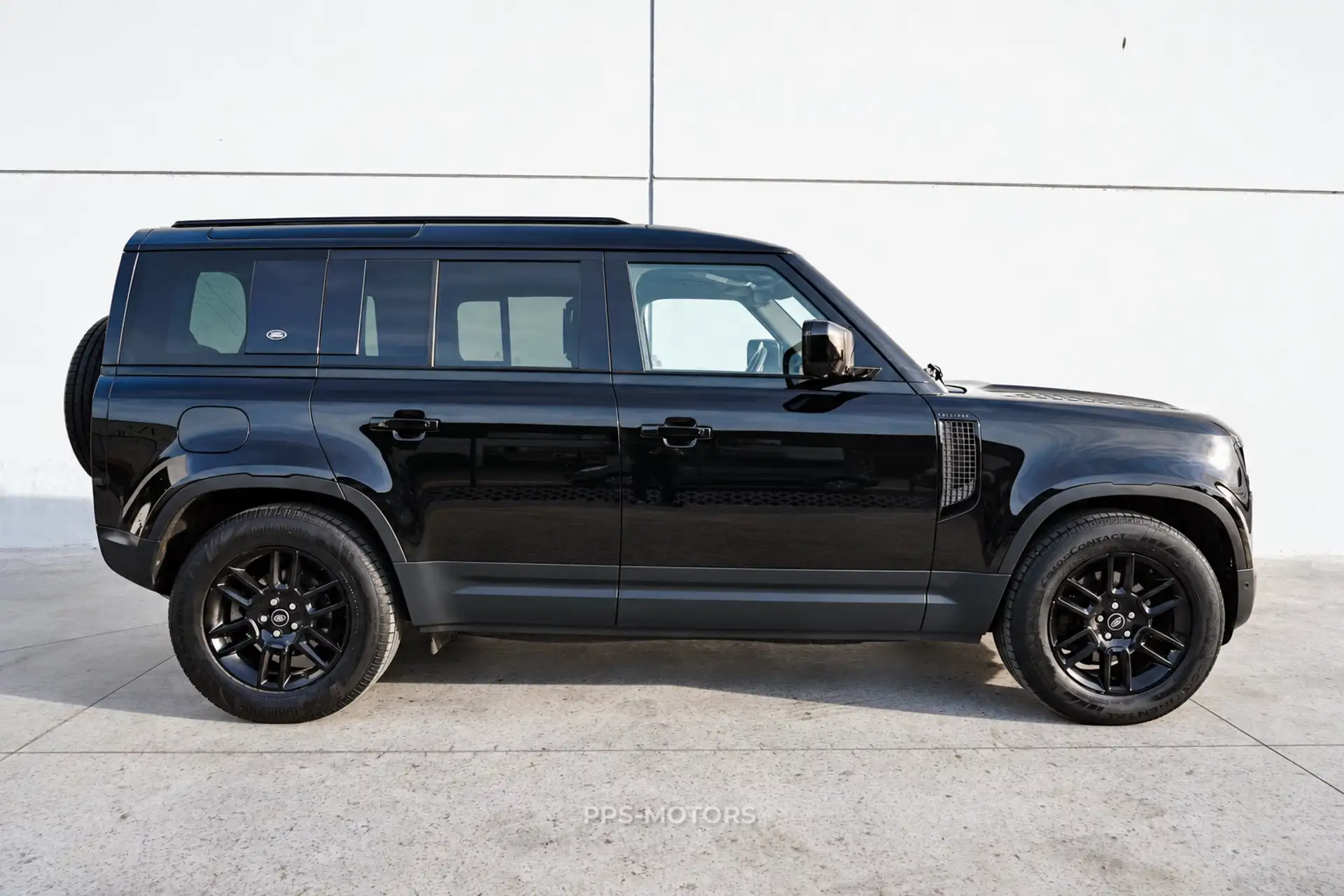 Land Rover Defender 110 3.0 D MHEV D250 SE photo 3
